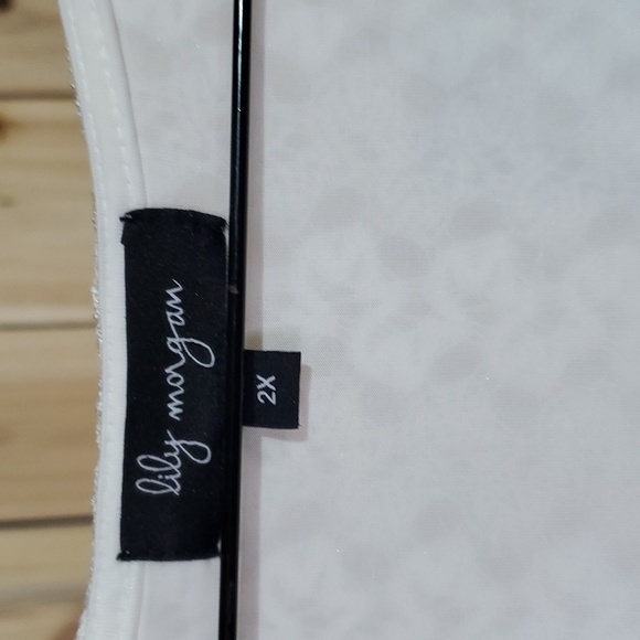 Beautiful Lily Morgan tunic. Lace panel covers top. - Picture 3 of 7